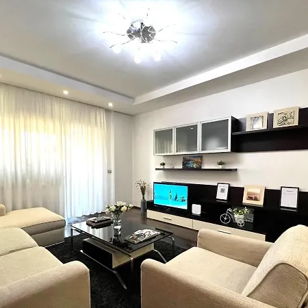 Lägenhet Spacious Family-friendly In The Heart Of Bllok Tirana